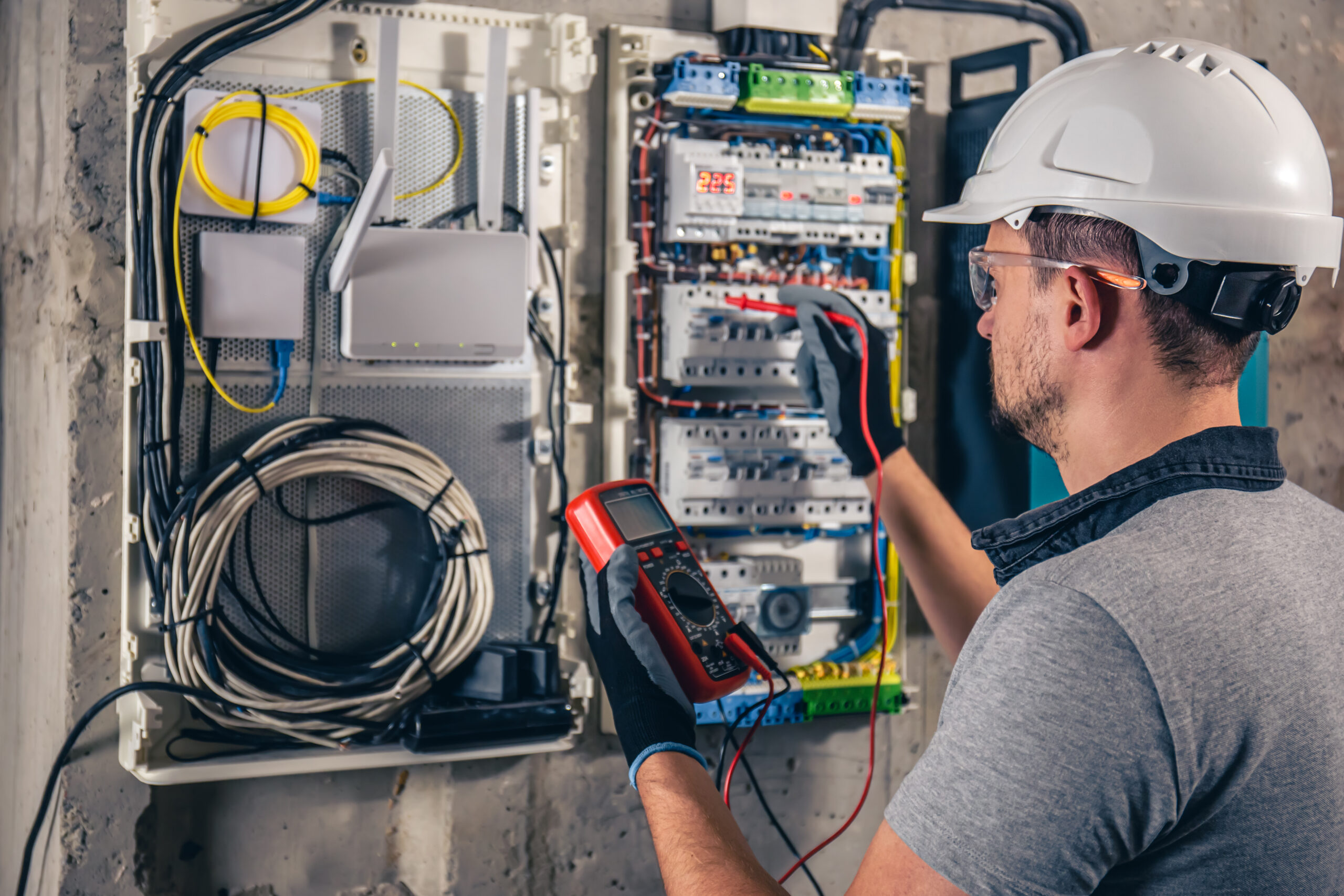 Bild von pvproductions auf Freepik
Man, an electrical technician working in a switchboard with fuses. Installation and connection of electrical equipment. Professional uses a tablet.
